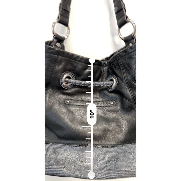 B. Makowsky metallic leather snake print drawstring bucket/shoulder bag. - Picture 7 of 9